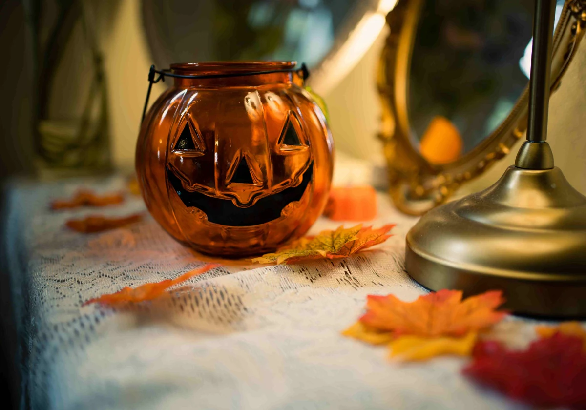 Decoraciones de Halloween en el recibidor de un hogar