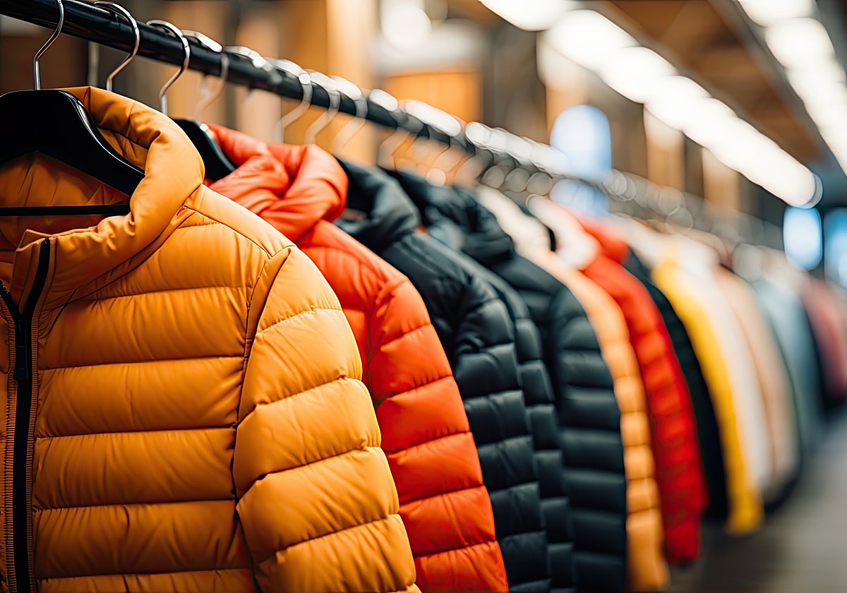 Un hombre con un plumífero de terciopelo