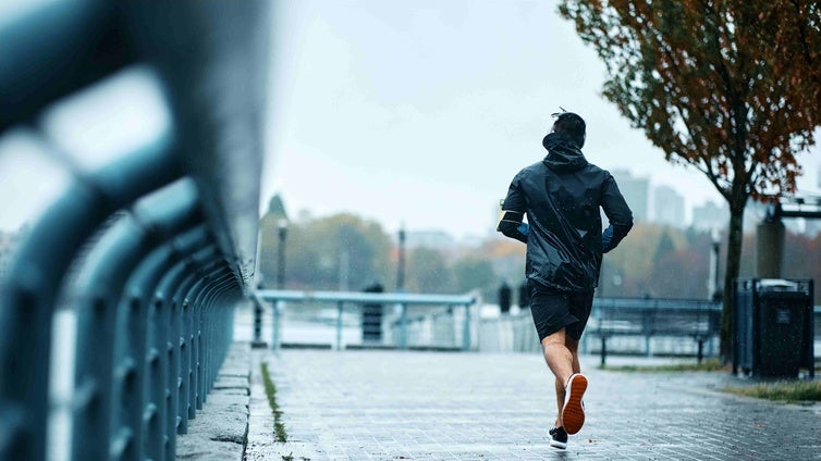 Los diez mejores cortavientos impermeables para hombre este 2024
