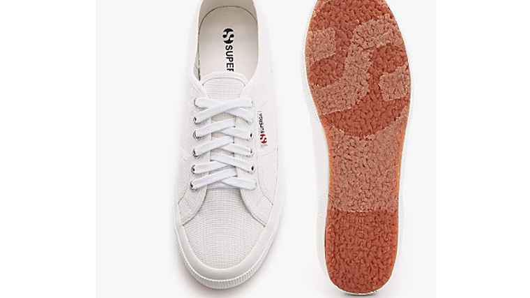 Las zapatillas blancas de hombre que no pueden faltar en tu armario este otoño