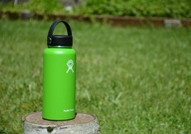 Las mejores botellas reutilizables para mantener el agua fría todo el día (incluso bajo el sol)