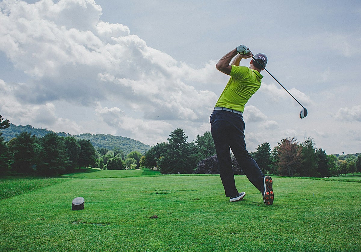 Los accesorios de golf que necesitas para brillar en el campo.