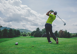 Los accesorios de golf que necesitas para brillar en el campo