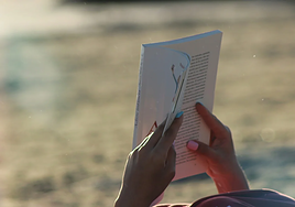 No te aburras en la playa: viaja con los 5 libros que arrasan en redes sociales