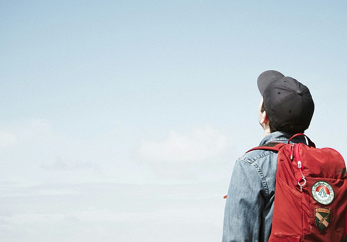 Un escolar mira al cielo