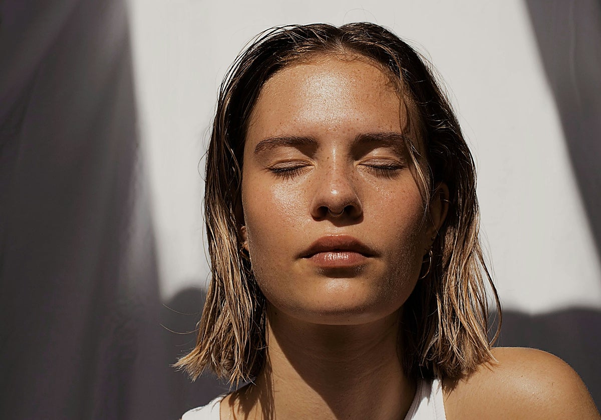 Una chica disfruta de un baño de sol
