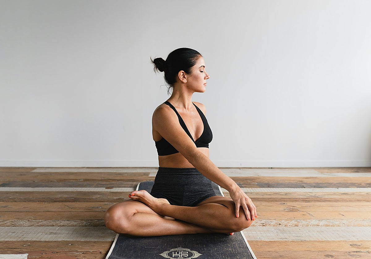 Una chica practica gimnasia en casa