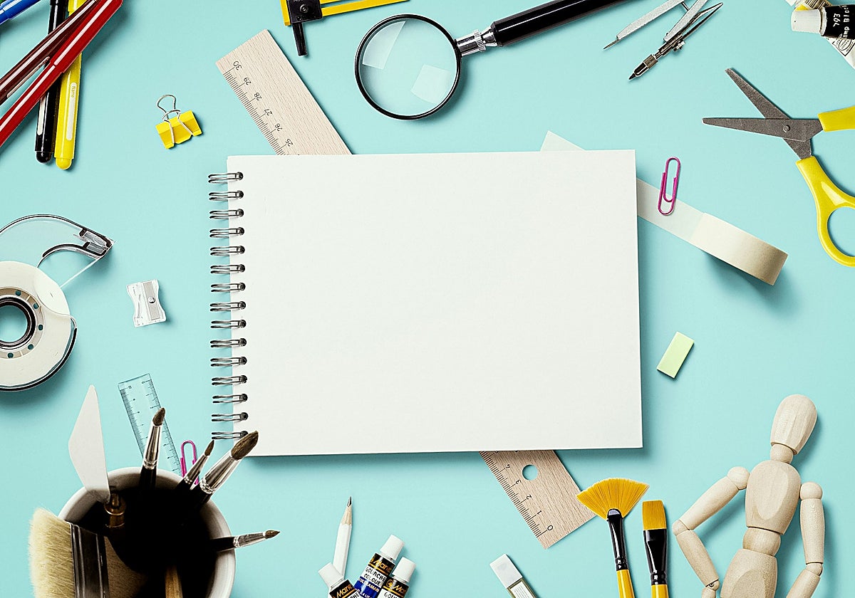 Una mesa con productos escolares