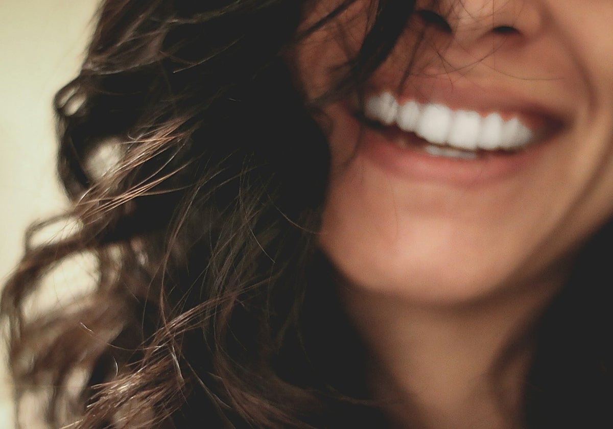 Una mujer sonríe en primer plano.