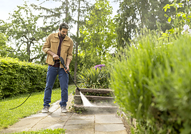 La Kärcher más práctica para limpiar terrazas, coches o muebles de jardín se hunde en precio