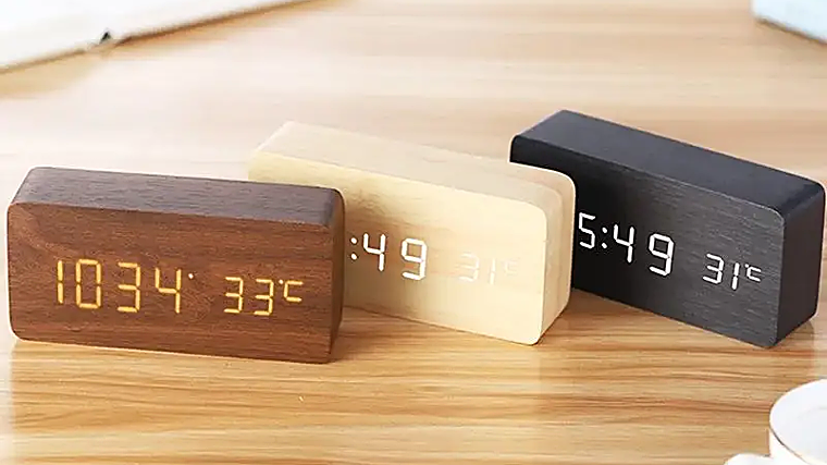 Parece de Zara Home, pero cuesta menos de 10 euros: el reloj despertador de madera más bonito del año