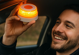 Quedan dos meses para que la DGT exija la baliza V16 y este modelo con geolocalización es de los más baratos