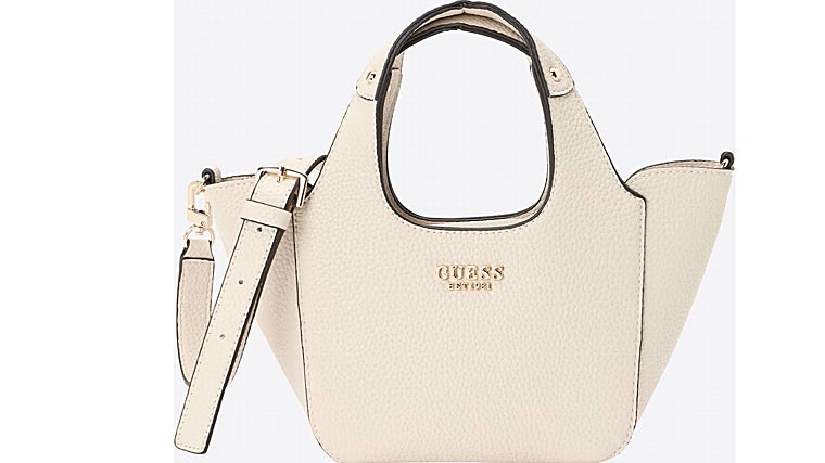 GUESS rebaja su icónico bolso &#039;Calista&#039; un 33%: estilo y sofisticación a un precio irresistible