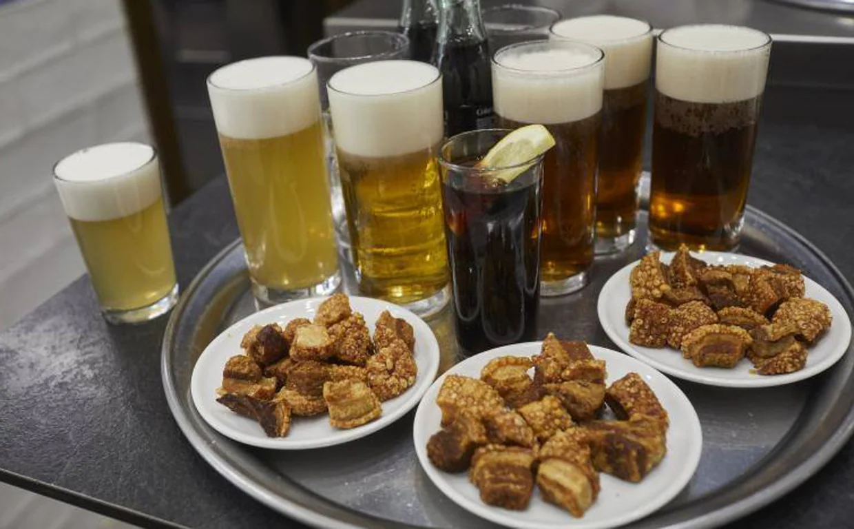 Aumenta la producción de cerveza pero se mantiene su consumo: ¿cuántos litros beben los españoles al año?