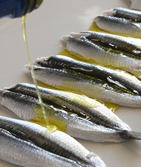 Imagen secundaria 2 - Arriba, los hermanos Sánchez, en Los Marinos José de Fuengirola. Sobre estas líneas, quisquillas y boquerones.