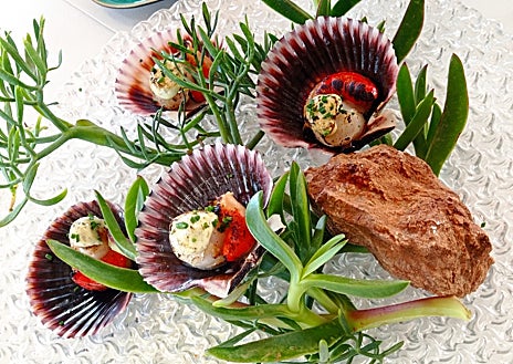 Imagen secundaria 1 - Sobre estas líneas, la segunda barra de BiCHI en el restaurante Ca Na Joana de San Francisco Javier y algunas de las creaciones del chef David González.