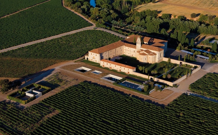 Imagen principal - Abadía Retuerta Le Domaine, ravioli de langostinos de Medina del Campo y el chef de Refectorio, Marc Segarra