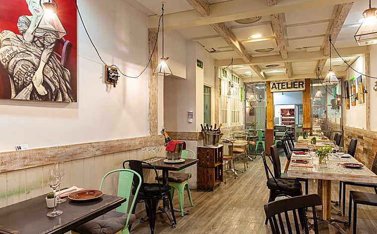 Imagen principal - La Burbujería ofrece cocina creativa en el centro de Madrid, en una estrecha sala que también se usa para actividades sociales y culturales. El restaurante es, además, vinacoteca. Destaca por sus carnes y verduras como las alitas de brócoli y coliflor.