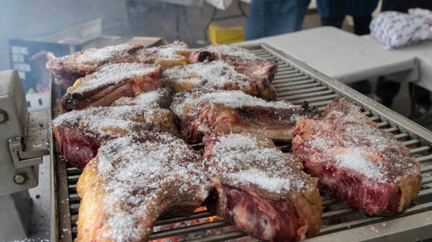 'Txuletas' sobre una parrilla vasca en el exterior del Kursaal