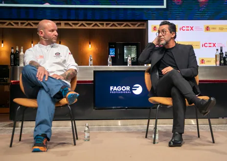 Imagen secundaria 1 - Los cocineros Ángel Zapata, Quique Dacosta y José Pizarra durante la mesa redonda sobre cultura gastronómica española en Londres