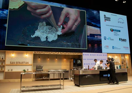 Imagen secundaria 1 - Javier Estevez, sobre el escenario de San Sebastián Gastronomika, explicando su trabajo cn los tendones de ternera. Abajo a la derecha, su particular 'tortillita' hecha con el colágeno del tendón al estilo de las de 'camarones' 