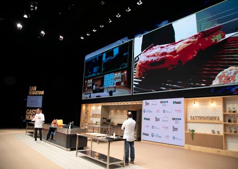 Imagen secundaria 1 - Jon Ayala, parrillero de Laia Erretegia, en el escenario de San Sebastián Gastronomika, durante su ponencia sobre los músculos de una 'txuleta'