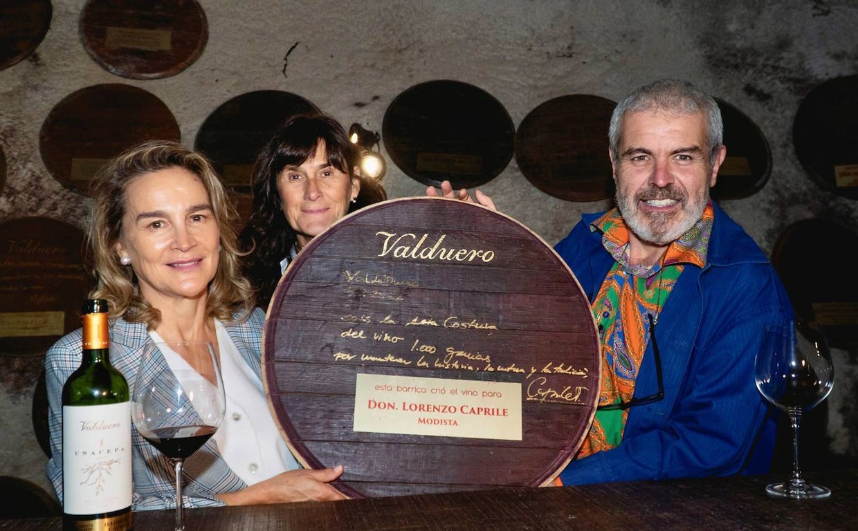 Lorenzo Caprile, junto a las hermanas Yolanda y Carolina García Viadero, tras rubricar su barrica