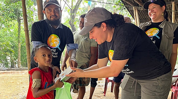 Hoyos repartiendo comida en una de las misiones de WCK
