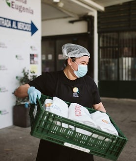 Imagen secundaria 2 - Arriba, Hoyos en una misión en Polonia. Abajo, a la izquierda, con José Andrés durante la misma operación. A la derecha, preparando el envío de comidas durante la pandemia en España.