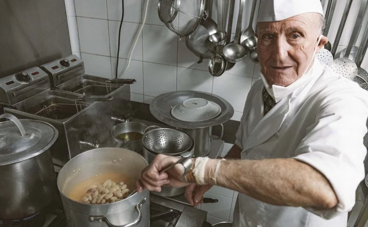 El cocinero en activo más longevo de Madrid: «Tengo 82 años y trabajaré hasta que el cuerpo aguante»