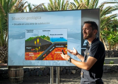 Imagen secundaria 1 - Sobre estas líneas, arriba, cocineros de cuatro de los cinco continentes que han participado en la segunda edición Worldcanic, en los viñedos volcánicos de la bodega de Los Bermejos, en Lanzarote. Abajo, a la izquierda, el geólogo colombiano Sebastián Vásquez. A la derecha, el doctor congoleño Charles Balagizi.