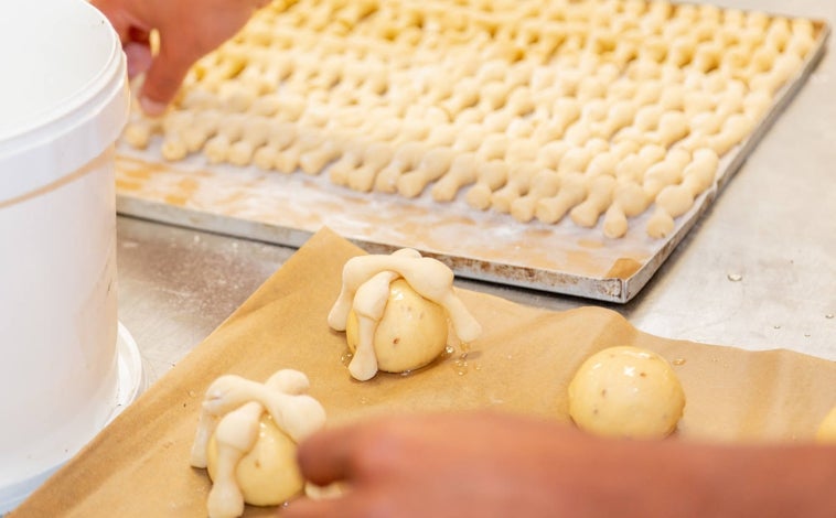 Imagen principal - Sobre estas líneas, arriba, proceso de elaboración del pan de muerto en el obrador de Mallorca. Abajo, a la izquierda, las conchas, otro de los dulces mexicanos típicos del Día de Muertos. A la derecha, los hermanos Moreno junto con el chef mexicano Roberto Ruiz.