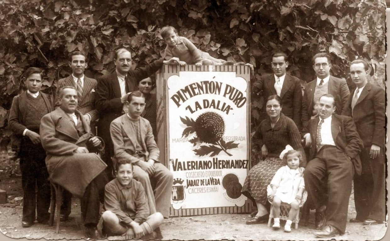 En la fotografía, Valeriano padre e hijo junto a parte del equipo de La Dalia en sus inicios