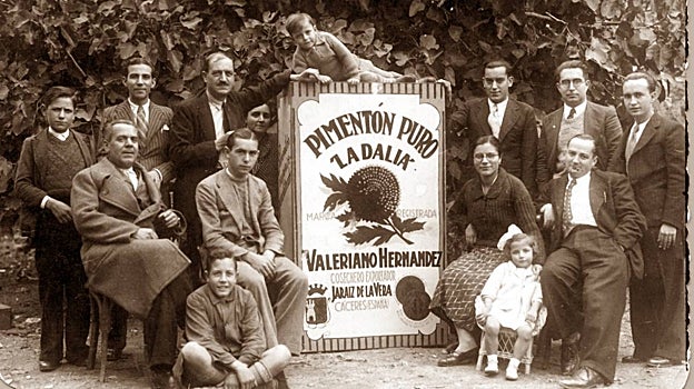 En la fotografía, Valeriano padre e hijo junto a parte del equipo de La Dalia en sus inicios