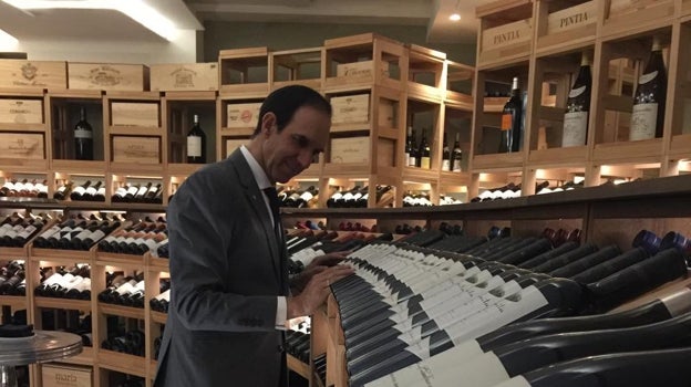 Rafael Sandoval, sumiller de Coque, en la bodega del restaurante