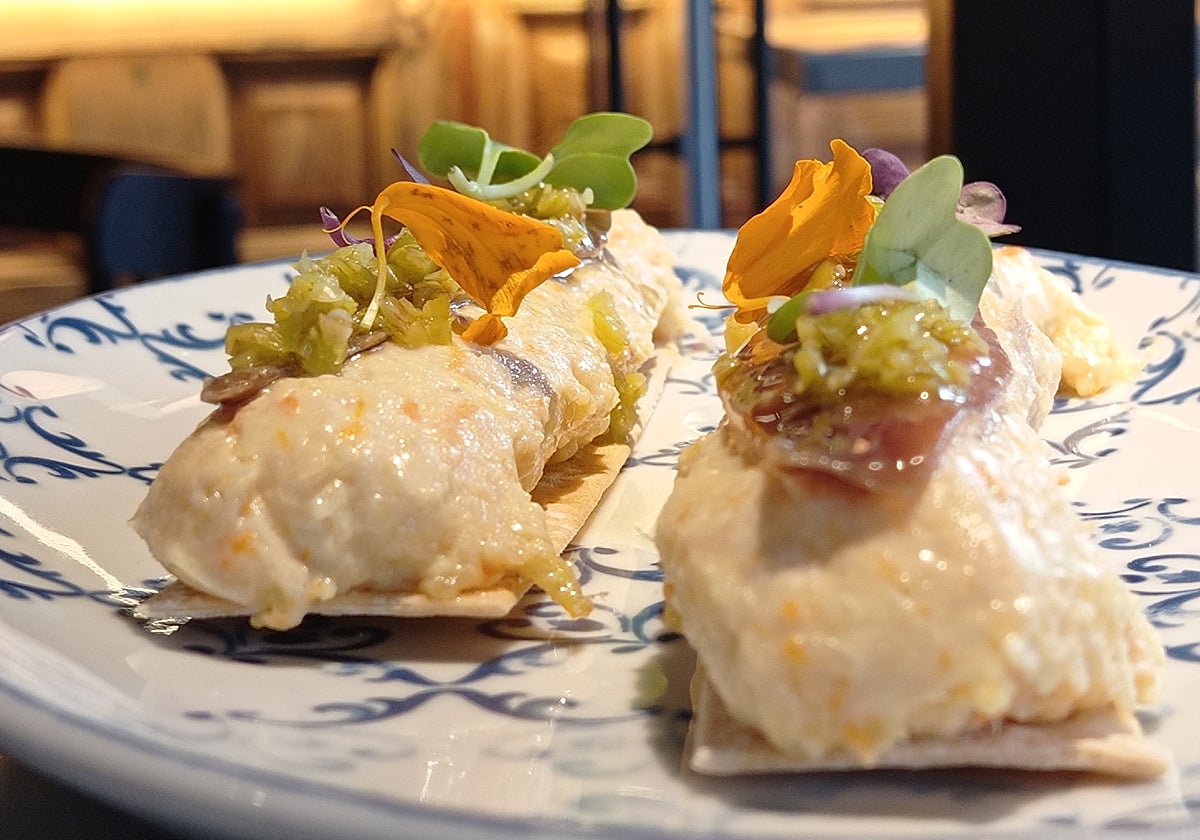 'Marinera Riverita', ensaladilla, con anchoa 00 y piparra encurtida servida sobre un crujiente de pan