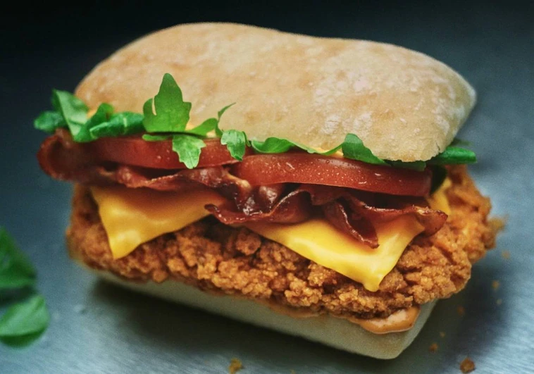 Así es la increíble hamburguesa de pollo que hará crujir hasta a los 'haters'