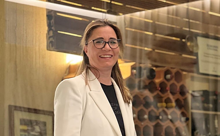 Imagen principal - Sobre estas líneas, arriba, Cristina Díaz. Abajo, a la izquierda, Cristina Prados. A la derecha, Manuela Marín Niño