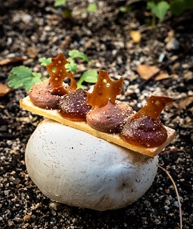 Imagen secundaria 2 - Sobre estas líneas, arriba, una de las creaciones con setas del chef manchego Miguel Carretero, en el restaurante Santerra de Madrid. Abajo, a la izquierda, plato de setas de temporada de Óscar García, chef de Baluarte (una estrella Michelin en Soria). A la derecha, postre de Daniel Ochoa en Montia –'sablé' de chocolate con champiñón–, en San Lorenzo de El Escorial (Madrid)