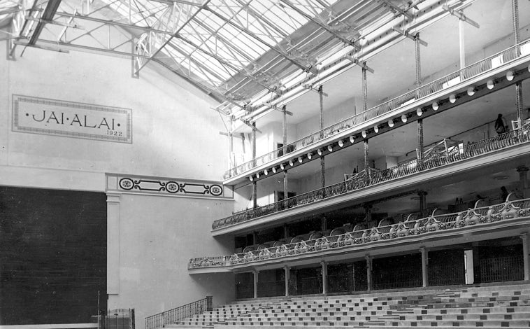 Imagen principal - Sobre estas líneas, arriba, una imagen del frontón Jai Alai de Madrid, en 1922, año en el que la familia Bustingorri abrió su restaurante homónimo. Abajo, la izquierda, segunda y tercera generación de la familia propietaria, con Miguel Bustingorri en el centro. A la derecha, uno de los salones del restaurante en su ubicación actual.