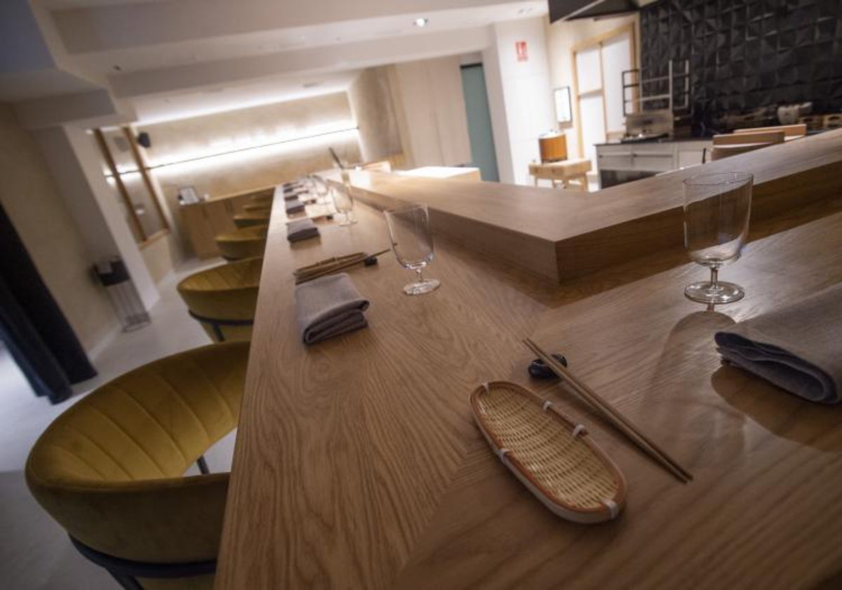 Sala de Zuara Sushi, uno de los dos restaurantes japoneses de Madrid que entran en la Guía Michelin con una estrella