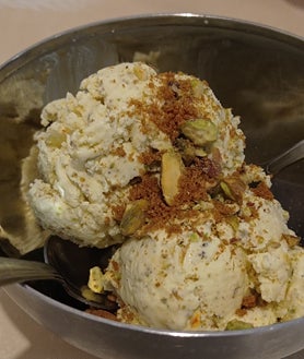 Imagen secundaria 2 - Sobre estas líneas, arriba, el arroz salteado con oreja y gambones. Abajo, a la izquierda, los 'dumplings' fritos. A la derecha, el helado de pistacho y especias.