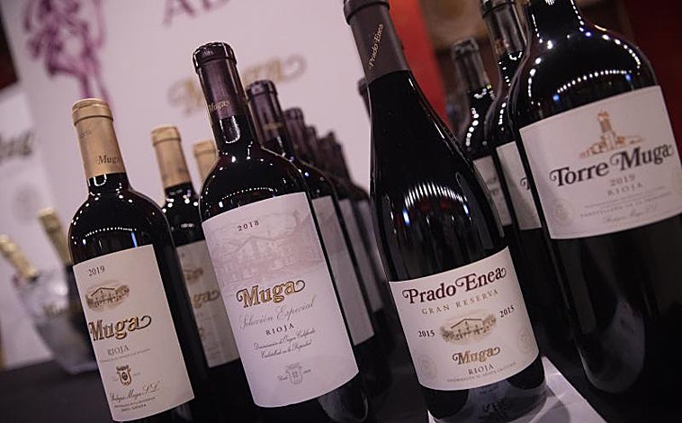 Imagen principal - Stands de Muga, Pago de los Capellanes y Las Moradas de San Martín en el Salón del Vino ABC.