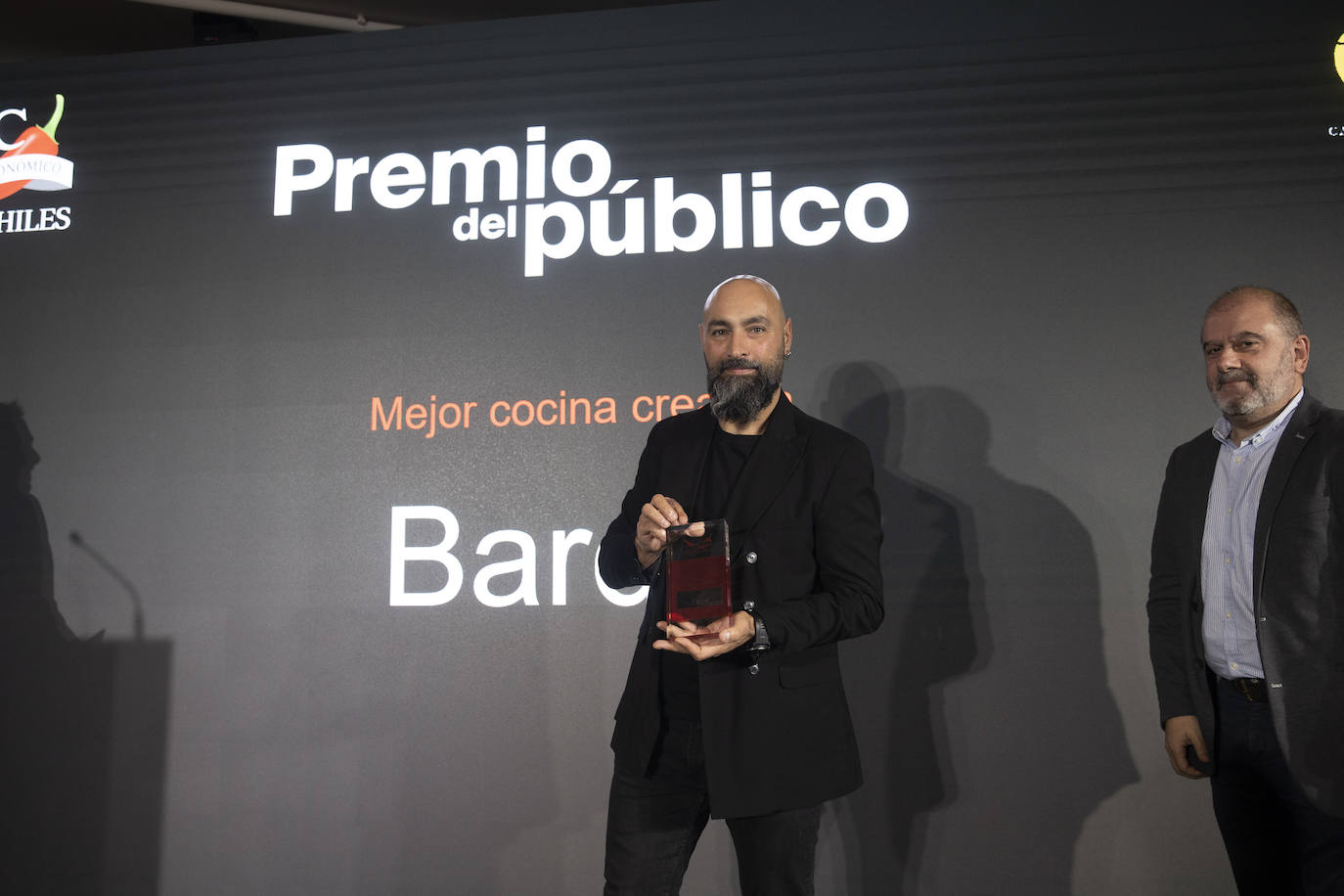 Benito Gómez, chef de Bardal, recogió el premio del público a la mejor cocina creativa. En la imagen, junto a Benjamin Lana, presidente de la división de gastronomía de Vocento y miembro del jurado de los Premios Salsa de Chiles.