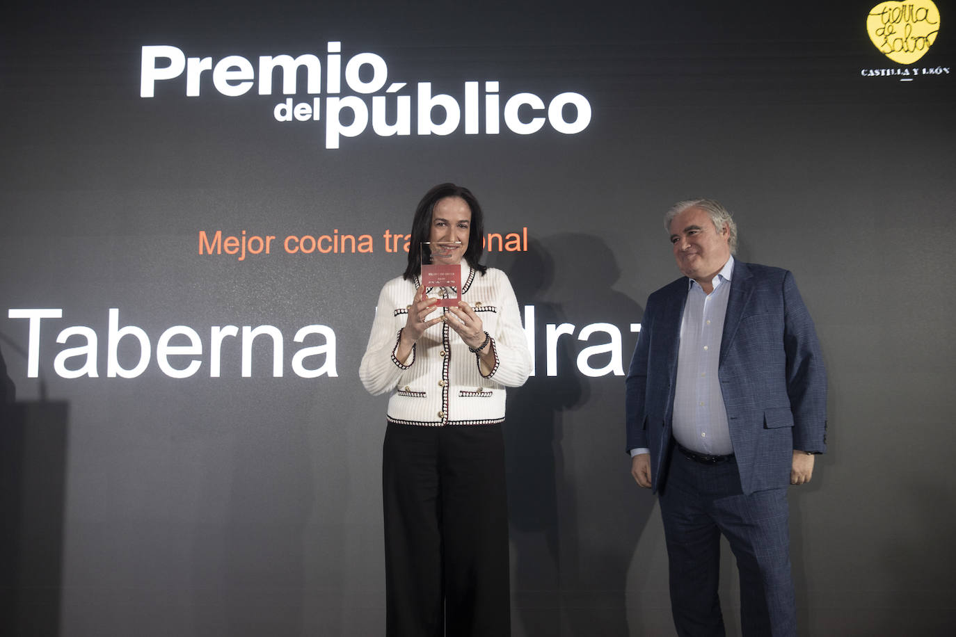Carmen Carro, chef de Taberna Pedraza, recibió el premio a la mejor cocina tradicional por los votos del público. En la imagen,  junto a Javier Ferradal, miembro del jurado de los Premios Salsa de Chiles.