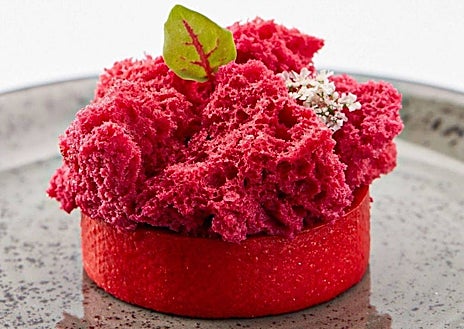 Imagen secundaria 1 - Distintas propuestas de Antonio Bachour, entre ellas su tarta de remolacha