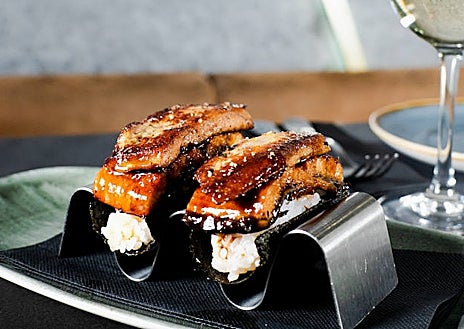 Imagen secundaria 1 - Sobre estas líneas, arriba,  el mollete al vapor con cangrejo de caparazón tierno frito. Abajo, a la izquierda, el 'nigiri' de anguila y foie. A la derecha, barra y mesas de Juana la Loca, en el barrio de La Latina.