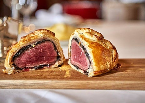 Imagen secundaria 1 - Sobre estas líneas, arriba, 'paté en croûte' de Mallorca. Abajo, a la izquierda, solomillo Wellington de Lhardy. A la derecha, gilda de Hermanos Vinagre