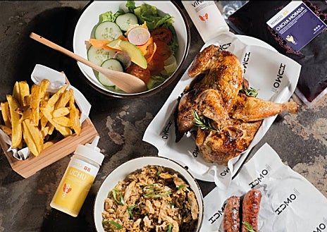 Imagen secundaria 1 - Sobre estas líneas, arriba, parrillas de Bistronomika. Abajo, a la izquierda, pollo asado al carbón al estilo peruano. A la derecha, la propuesta del catering Juanyta Me Mata!