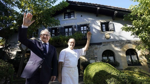 Los hermanos Arbelaitz, Eusebio e Hilario, en la entrada de Zuberoa